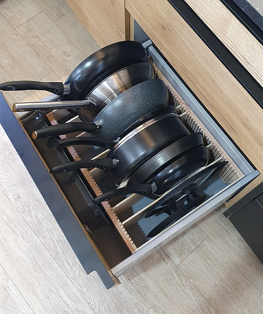 Pfannenhalterung in einer Küchenschublade mit übersichtlich einsortierten Pfannen