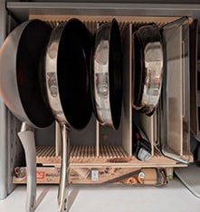 Referenzfoto Pfannenhalterung in Schublade von Franz