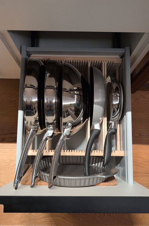 Praktische Pfannenhalterung mit den richtigen Maßen